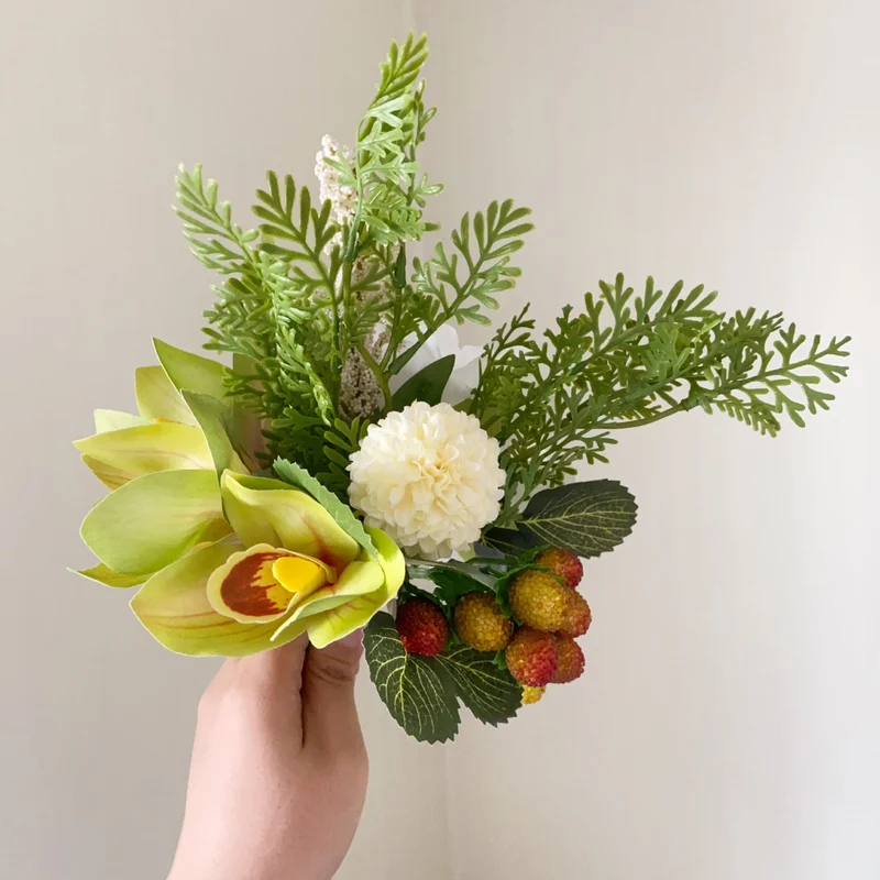 Lebensnahe Blumenstrauß mit gemischtem Grün