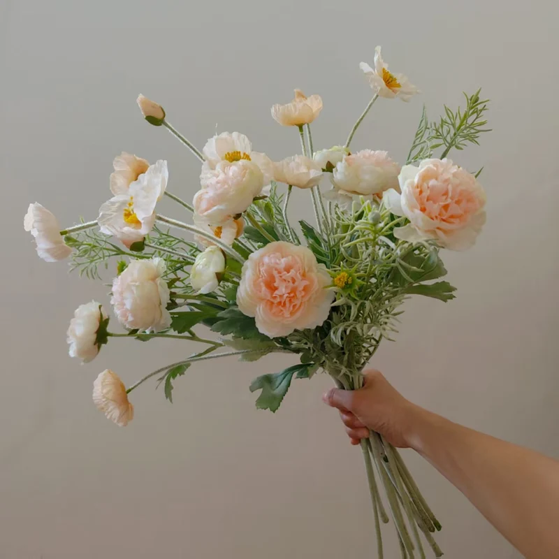 Lebensechtes Blumenstrauß-Arrangement