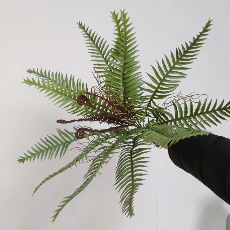 Lebensechtes Farnzweig-Arrangement