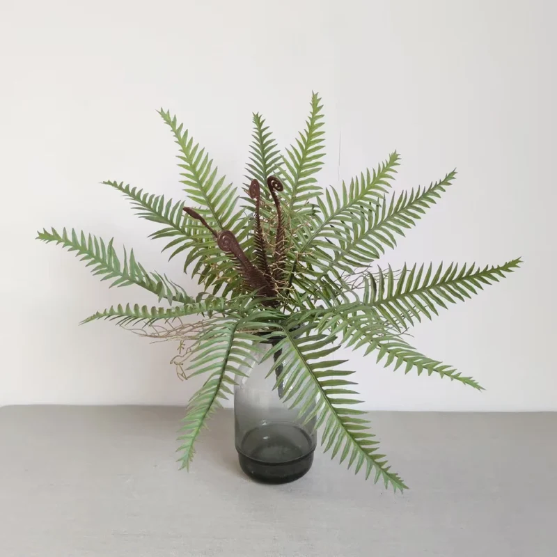 Lebensechtes Farnzweig-Arrangement