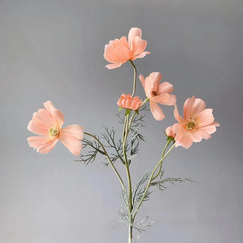 Lebensechte Cosmos-Blume Stiel