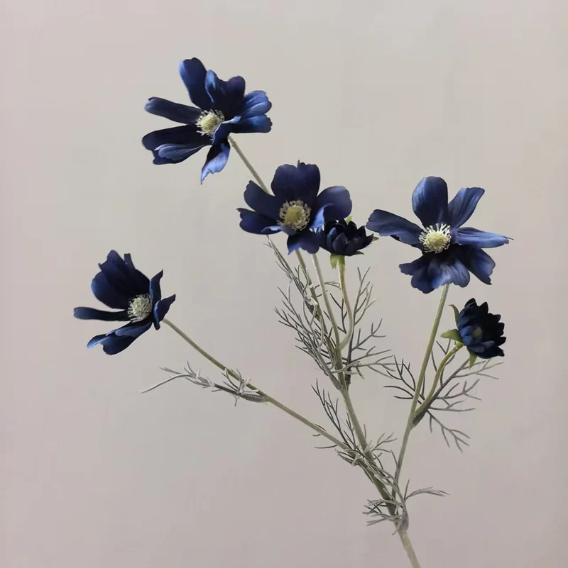 Lebensechte Cosmos-Blume Stiel