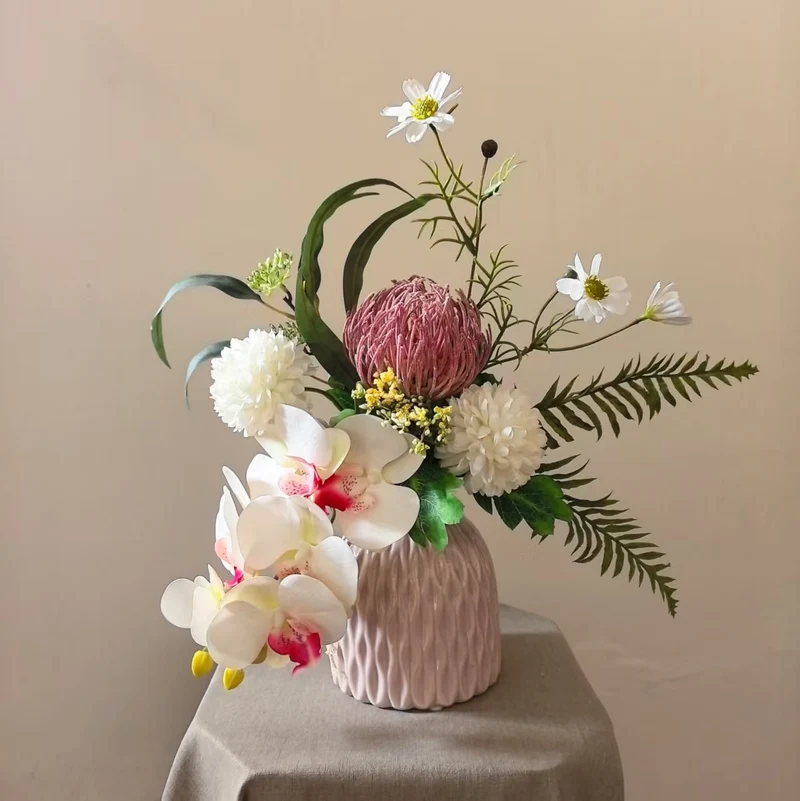 Lebensechte botanische Blumenarrangement