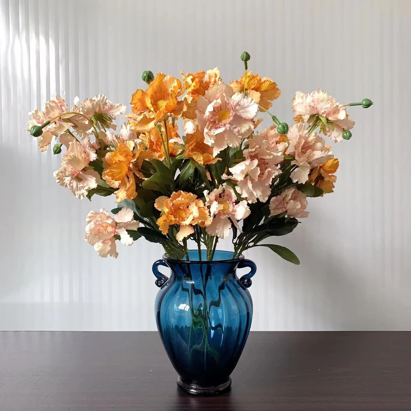 Lebensechter blühender Blumenstiel