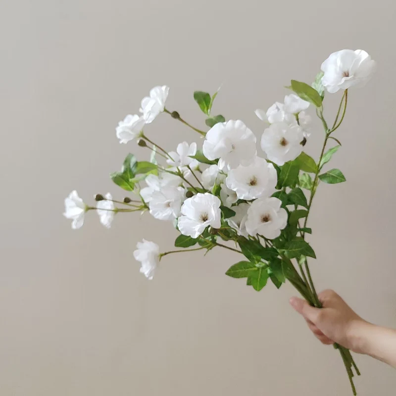 Künstlicher Blumenstängel mit lebensechten Blüten