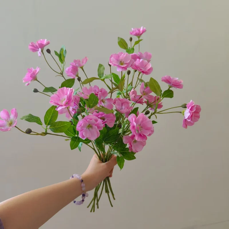 Künstlicher Blumenstängel mit lebensechten Blüten