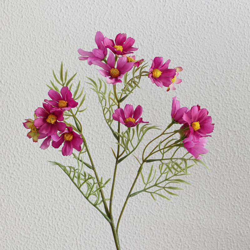 Künstlicher Blütenzweig mit leuchtenden pinken Blumen Karnz