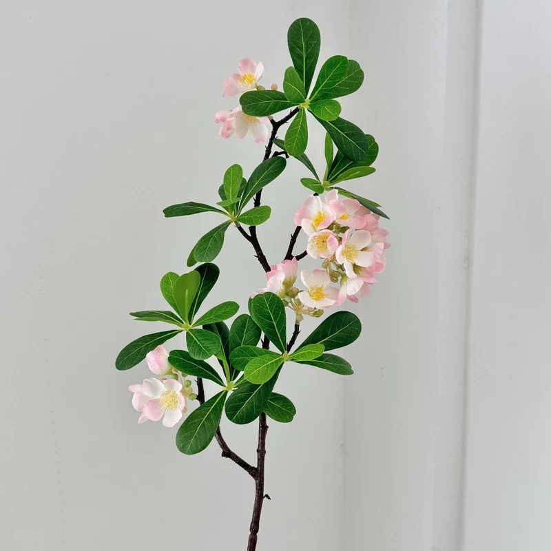 Künstlicher Blütenzweig mit feinen rosa Blüten und lebendigen Blättern Karnz