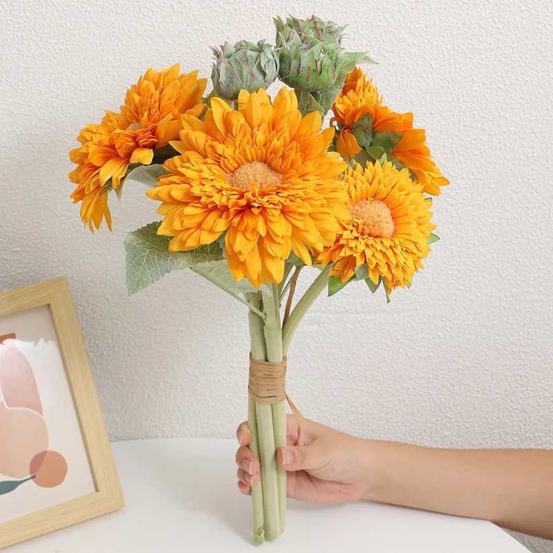 Künstlicher Blumenstrauß mit detailverliebten Blüten und Blättern Karnz