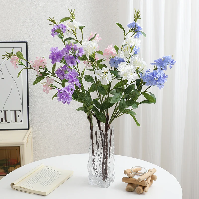 Dekorativer Kunstzweig mit weißen Blüten Karnz