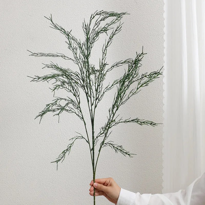 Dekorativer Kunstzweig mit filigranen, geschwungenen Ästen Karnz