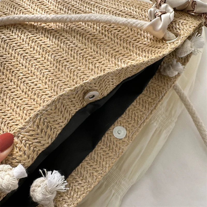 Geflochtene Strohtasche mit dekorativem Schal