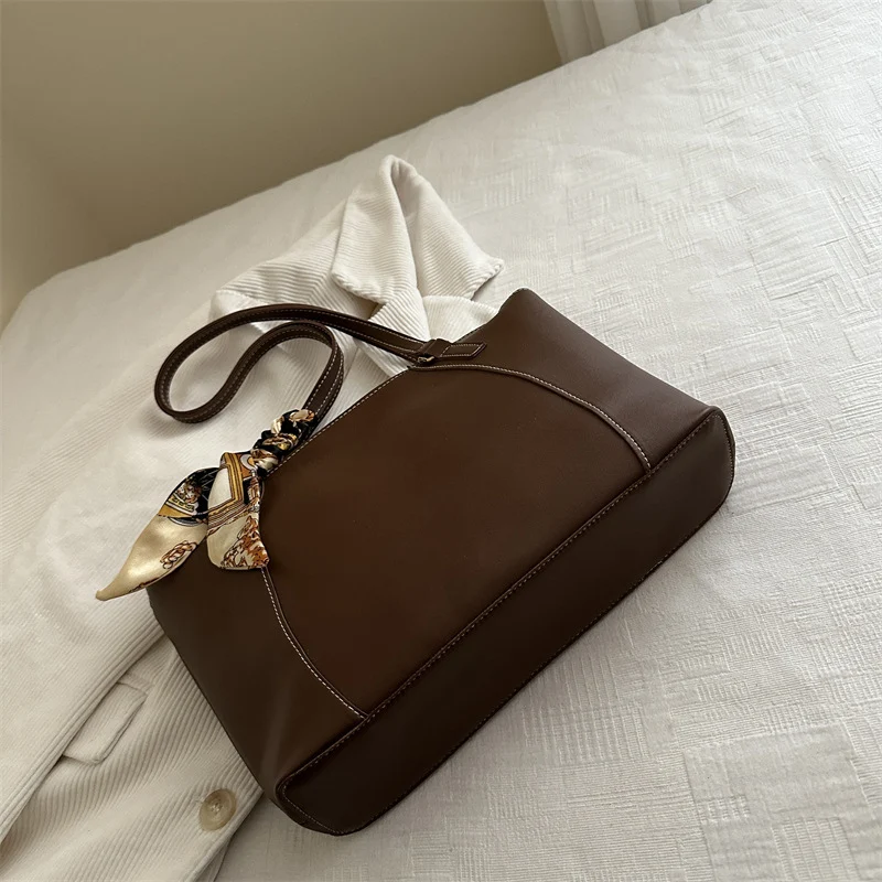 Stylische Tote-Handtasche mit dekorativem Schal