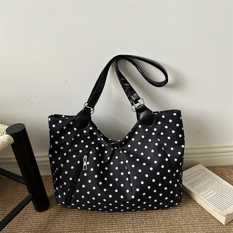 Stylische gepunktete Schultertasche