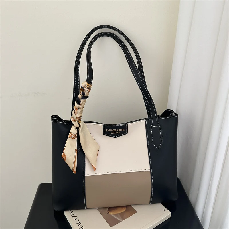 Strukturierte Tote-Handtasche mit dekorativem Schal