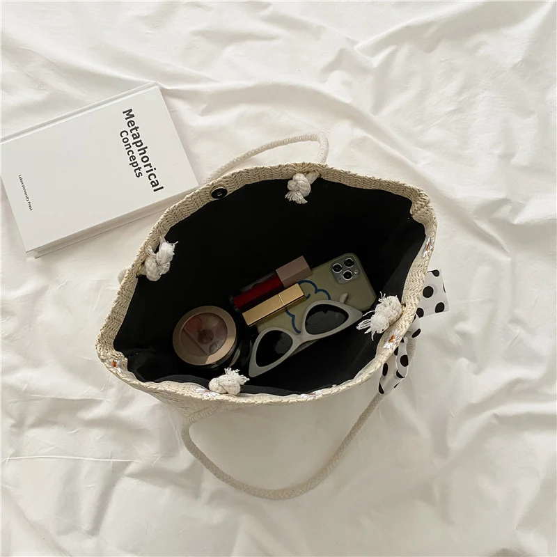 Stroh Strandtasche mit dekorativem Schal