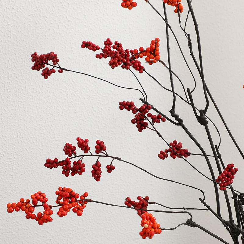 Dekorativer Kunstblütenzweig mit leuchtenden roten Beeren Karnz