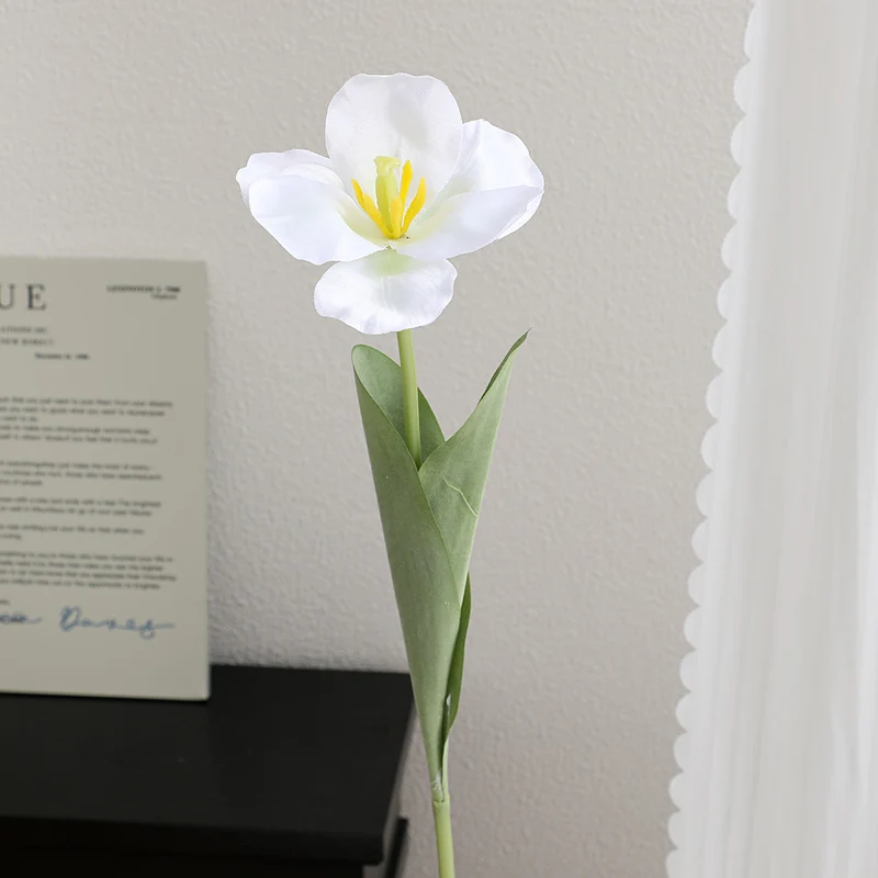 Künstliche Tulpenblüte mit detaillierten Blütenblättern Karnz