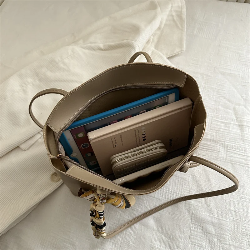 Elegante Schal-Akzent-Handtasche