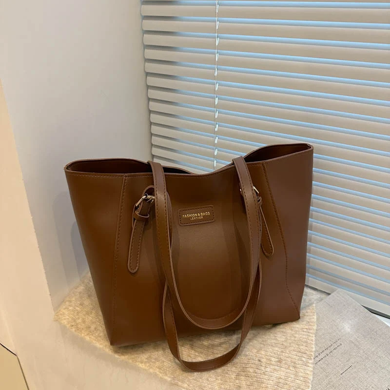 Elegante Kunstleder Tote Bag mit Schal-Detail