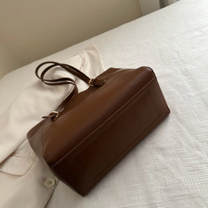 Elegante Kunstleder Tote Bag mit Schal-Detail