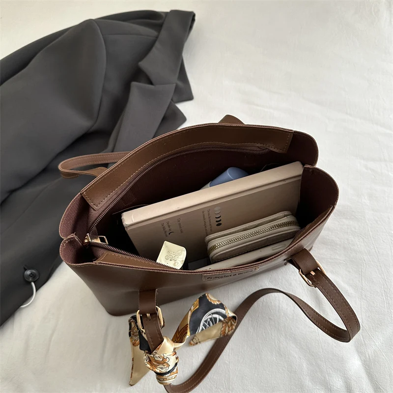 Elegante Kunstleder Tote Bag mit Schal-Detail