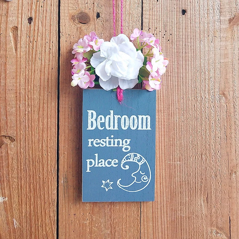 Dekoratives Schlafzimmer-Schild mit floralen Akzenten