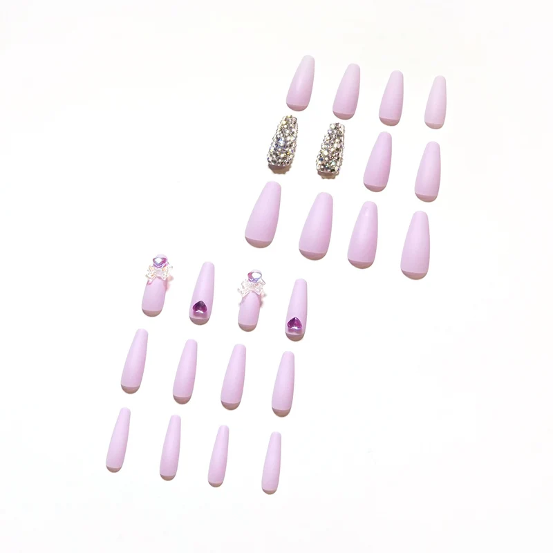 Kunstvolle Stiletto-Nägel mit Glitzer- und Blumenverzierungen Karnz