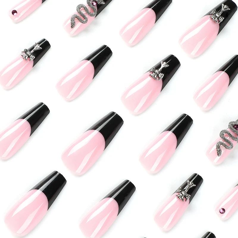 Kunstvolle Stiletto-Nägel mit Glitzer-Akzenten und Kreativdesign Karnz