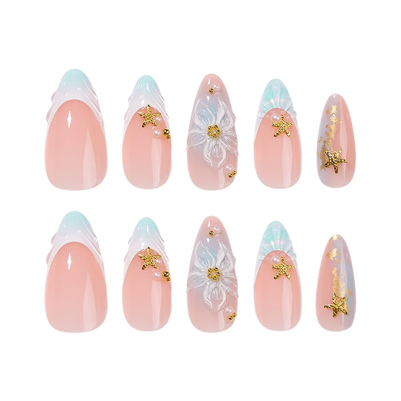 Kunstvolle Stiletto-Nägel mit floralen und glamourösen Akzenten Karnz