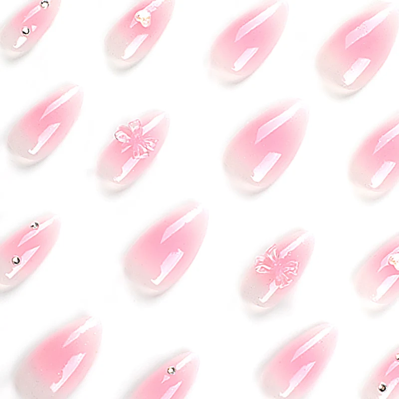 Kunstvolle Stiletto-Nägel mit floralem Design und Glitzer Karnz