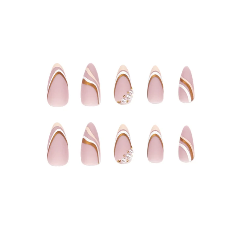 Kunstvolle Stiletto-Nägel mit eleganten goldenen und weißen Akzenten Karnz