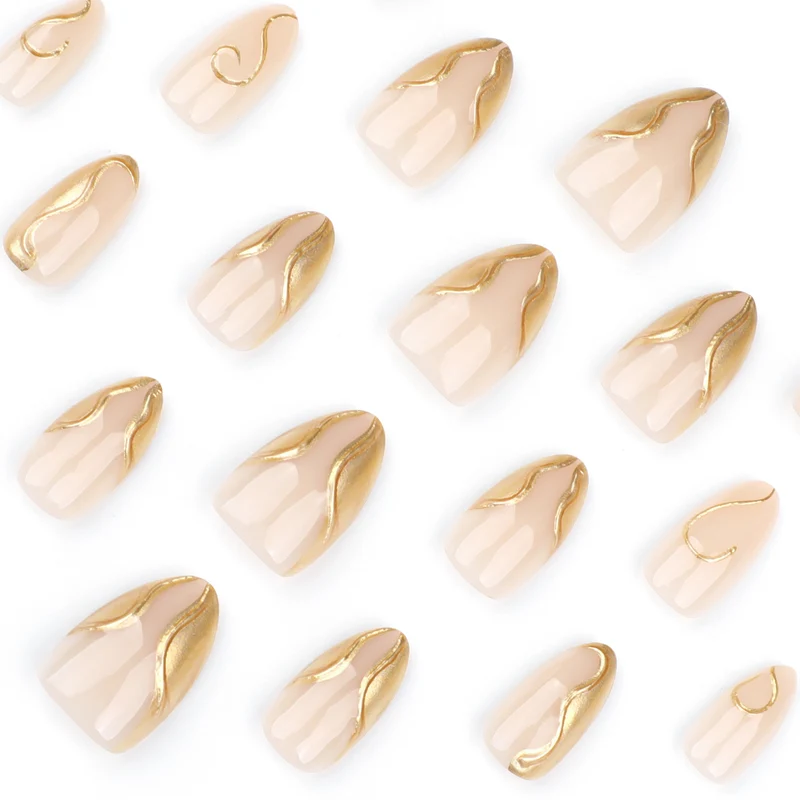 Kunstvolle Stiletto-Nägel mit eleganten Goldakzenten Karnz