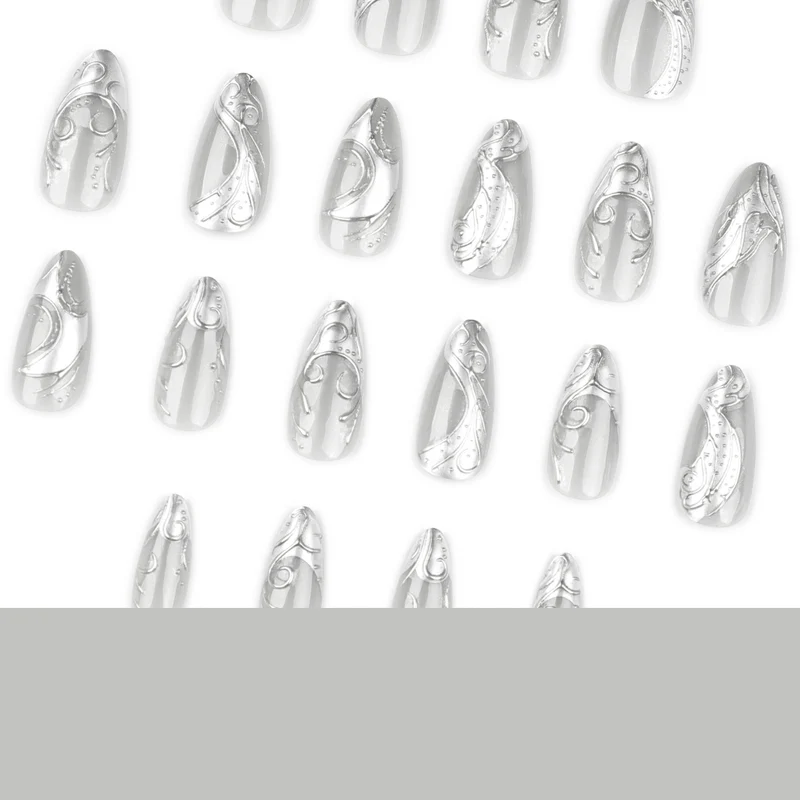 Kunstvolle Stiletto-Nägel mit elegantem Silber-Design Karnz