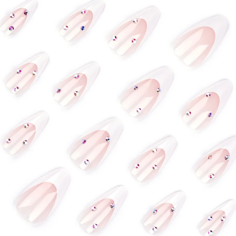 Kunstvolle Stiletto-Nägel mit elegantem Glitzer-Design Karnz