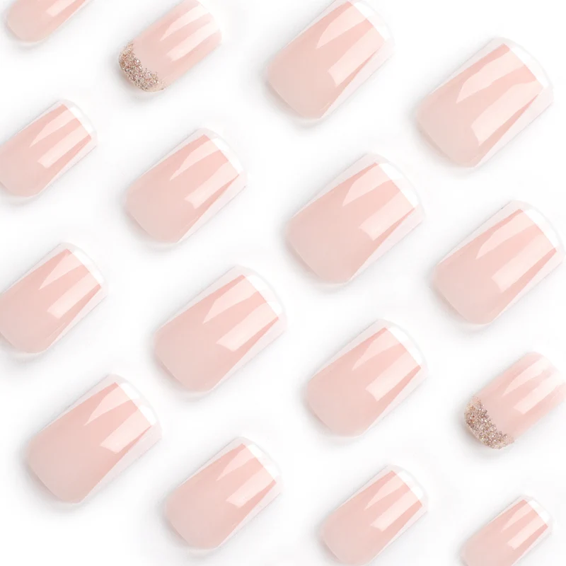 Kunstvolle Nagelverlängerungen mit französischem Design Karnz
