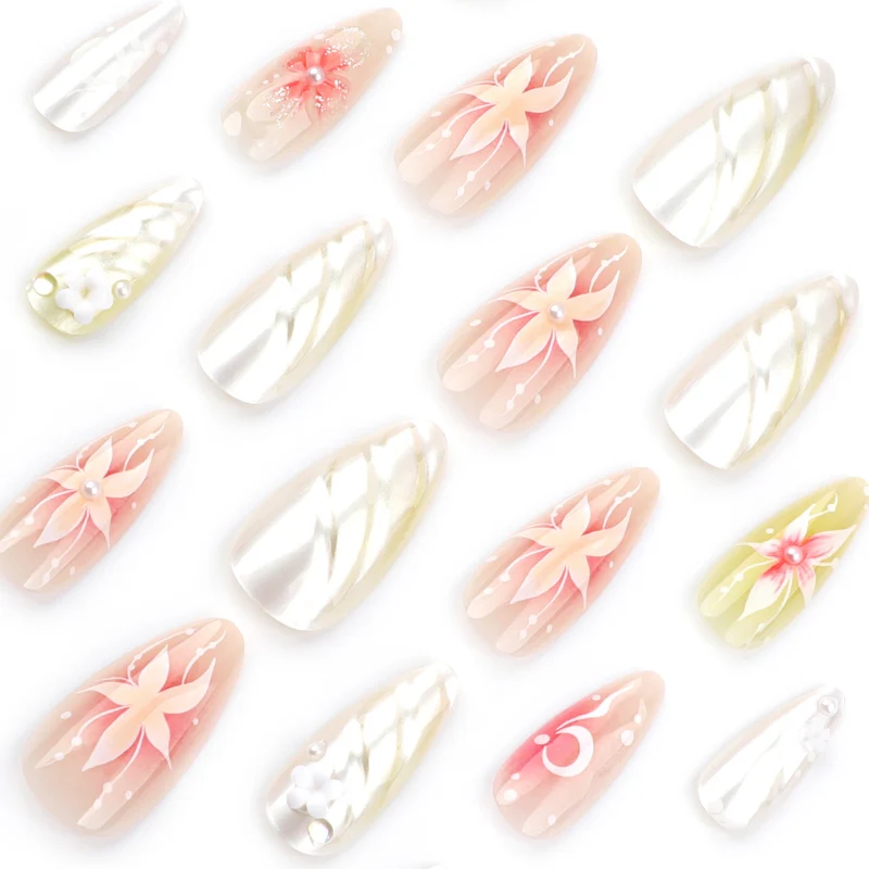 Kunstvolle Nagelverlängerungen mit floralem und eleganten Design Karnz