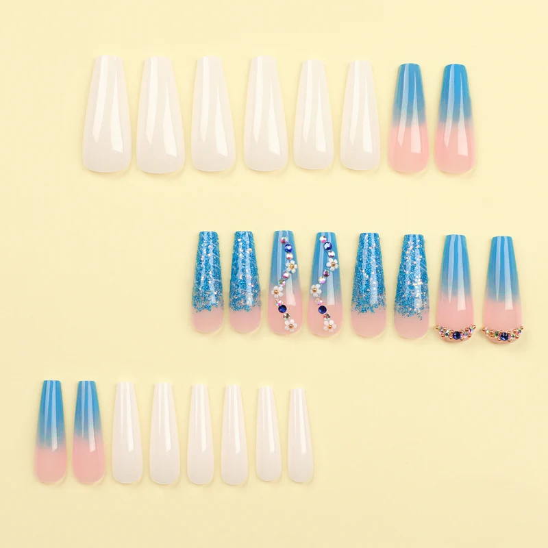 Kunstvolle Nagelverlängerungen mit floralem Ombre-Design Karnz