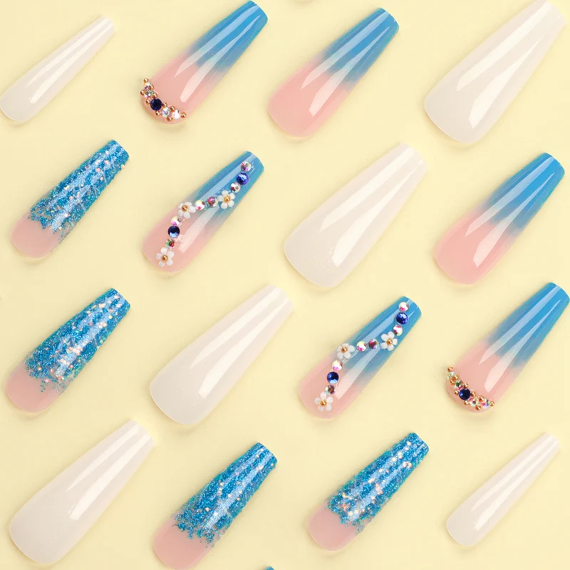 Kunstvolle Nagelverlängerungen mit floralem Ombre-Design Karnz