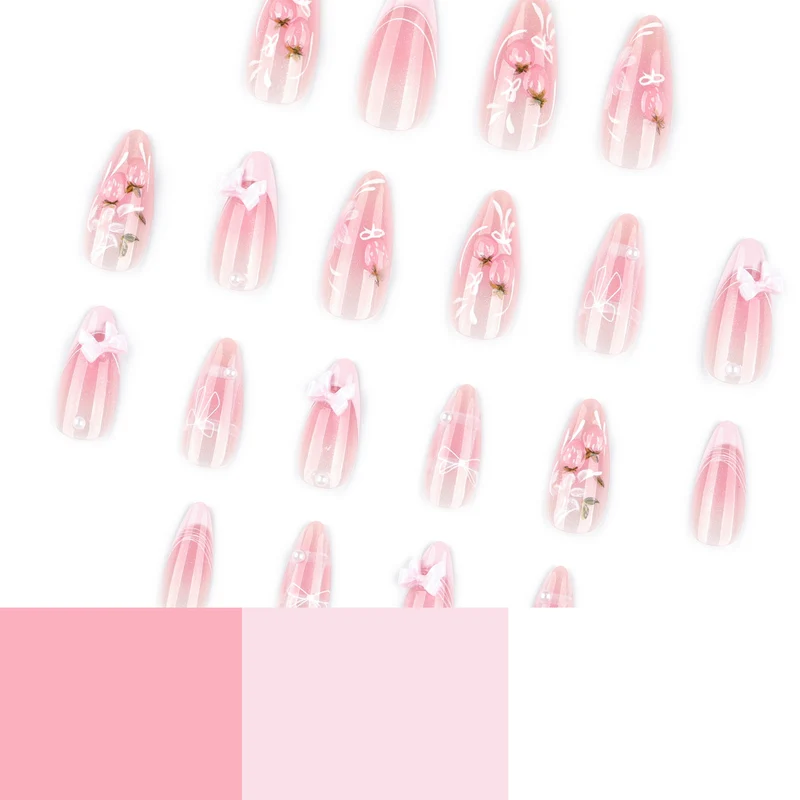 Kunstvolle Nagelverlängerungen mit floralem Design Karnz
