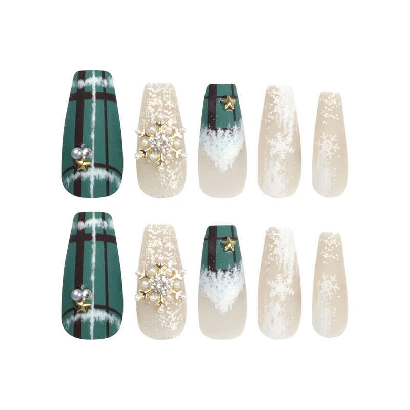 Kunstvolle Nagelverlängerungen mit festlichem Weihnachtsdesign Karnz
