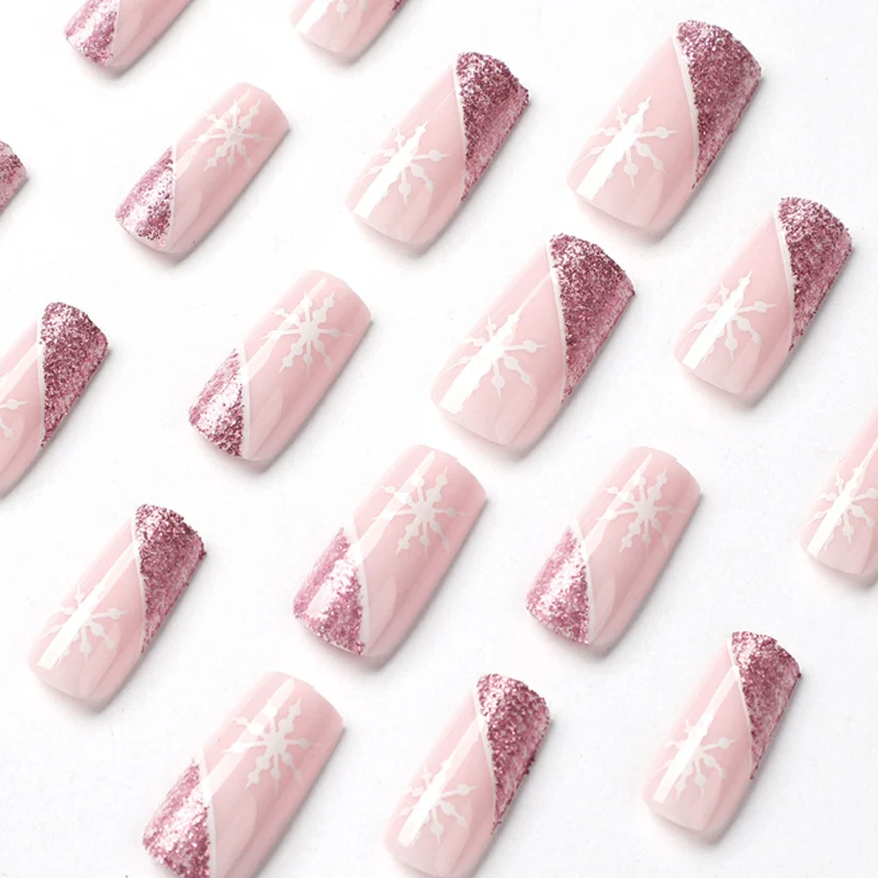 Kunstvolle Nagelverlängerungen mit festlichem Glitzer und Schneeflockendesign Karnz