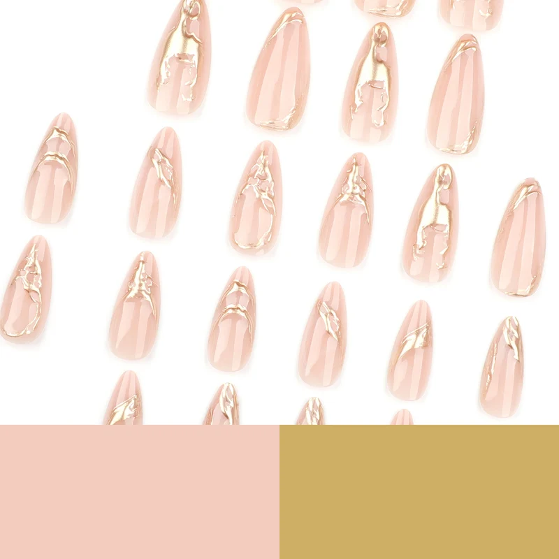 Kunstvolle Nagelverlängerungen mit feinen goldenen Akzenten Karnz