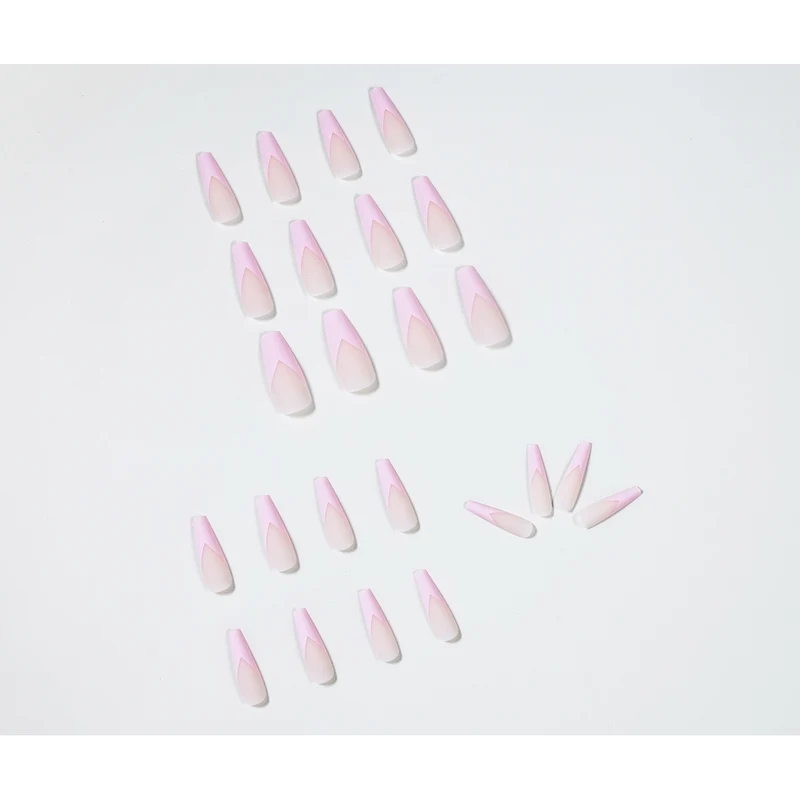 Kunstvolle Nagelverlängerungen mit eleganter V-Form Karnz