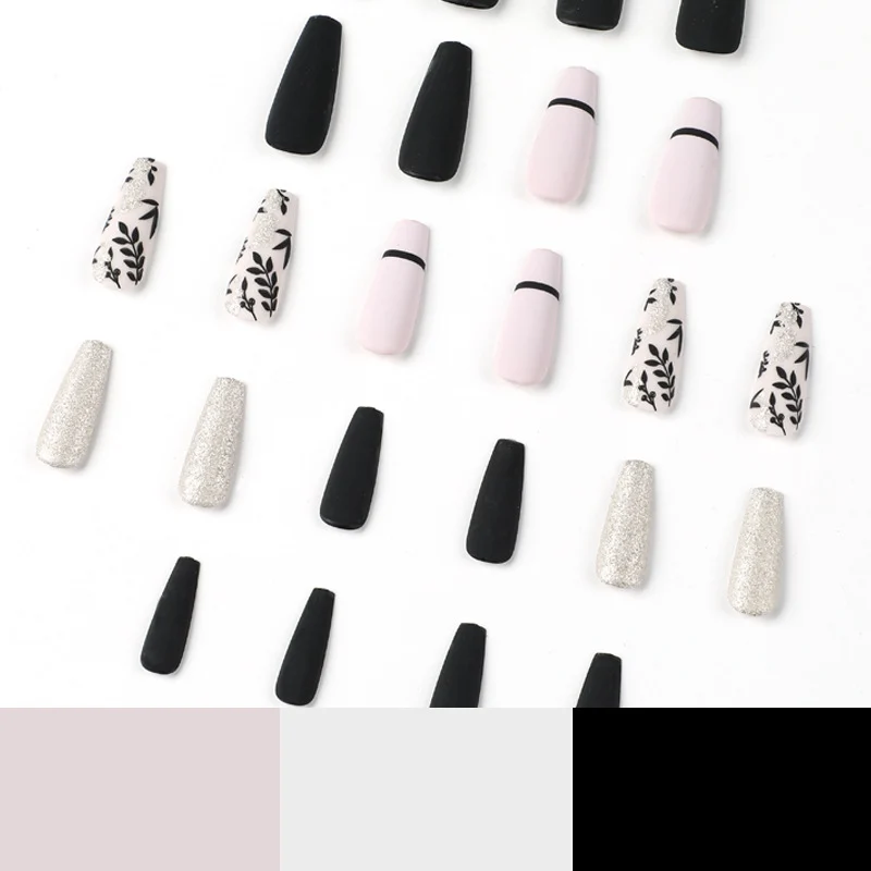 Kunstvolle Nagelverlängerungen mit eleganter Dekoration Karnz