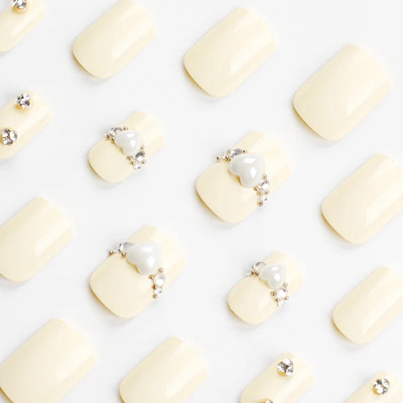 Kunstvolle Nagelverlängerungen mit eleganten Zierdetails Karnz