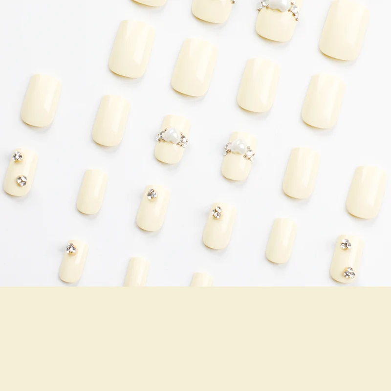 Kunstvolle Nagelverlängerungen mit eleganten Zierdetails Karnz