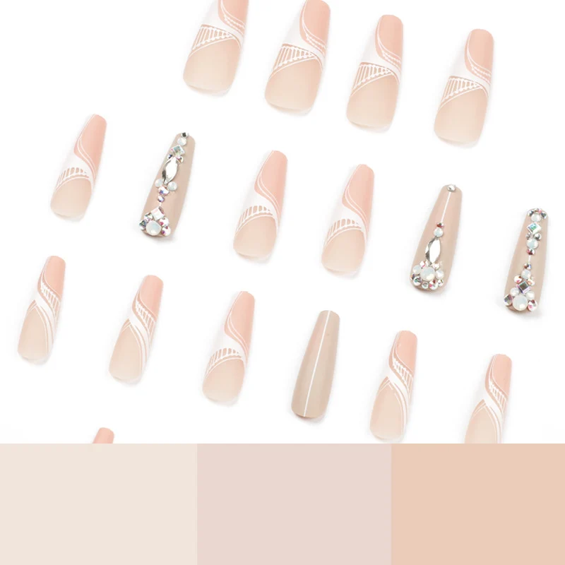 Kunstvolle Nagelverlängerungen mit eleganten Verzierungen Karnz