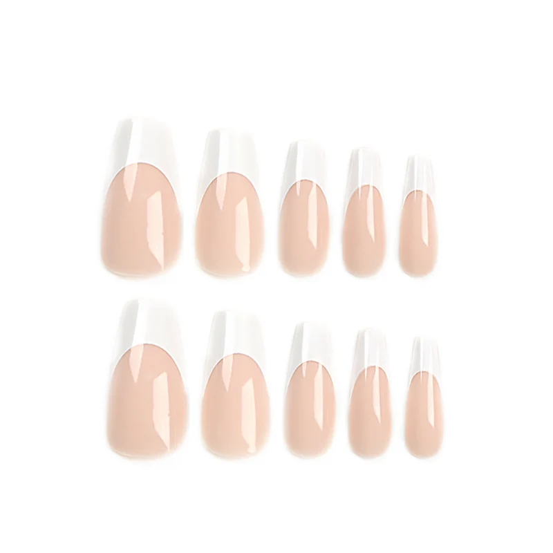 Kunstvolle Nagelverlängerungen mit eleganten French-Tips Karnz
