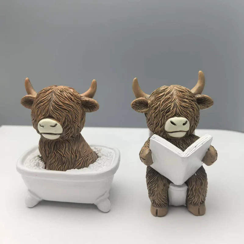 Lustige Dekofigur eines Highlandrinds in Badewanne Karnz